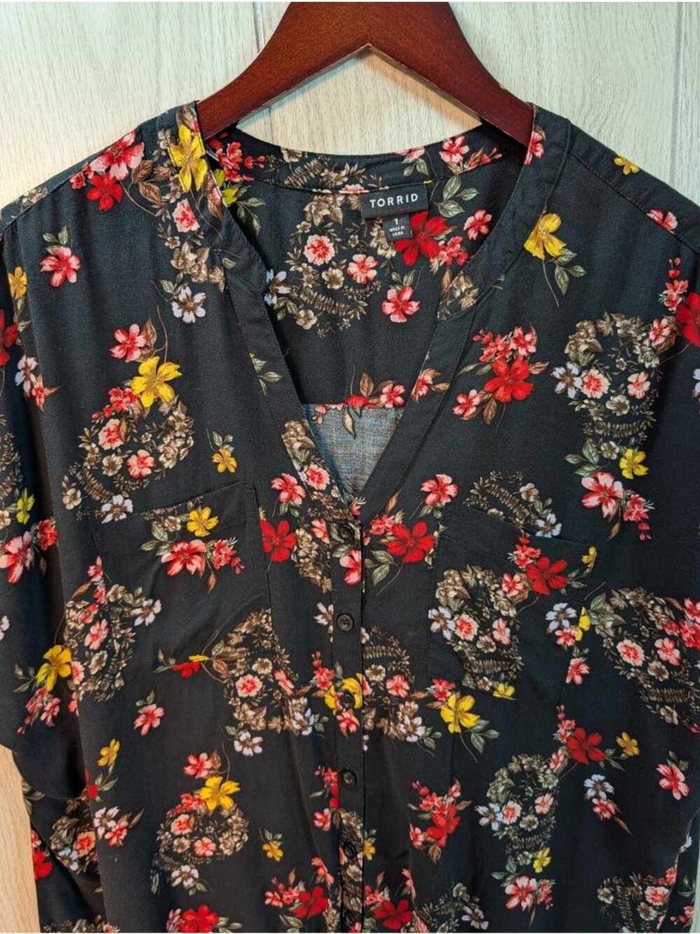 Torrid Black Floral Womens Button Up Tie Short Sleeve Shirt Size 1 1X - Picture 2 of 8